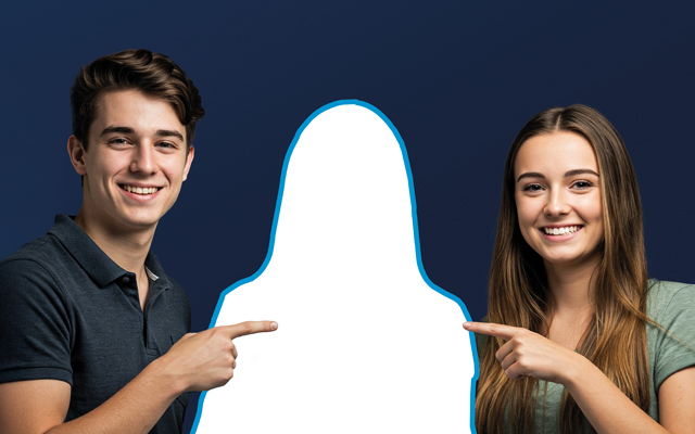 Die Delker Akademie. Ein Ausbilder steht zusammen mit Azubis und erklärt das Auge