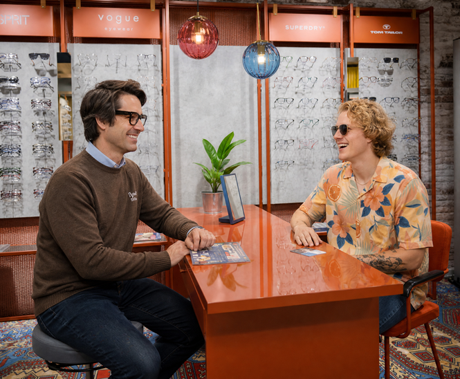 Axel Delker in der Beratung eines Kunden. Der Kunde trägt eine neue Sonnenbrille.